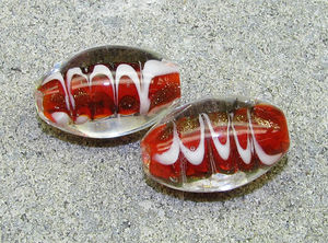 Lampwork - Lampwork ovaler 15x25mm röda med guldglitter