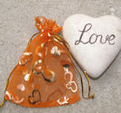 Organzapåsar med guldhjärtan orange 10x12cm