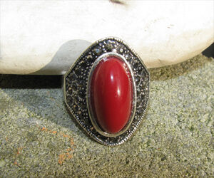Earcuffs & ringar - Ring med röd sten och strass