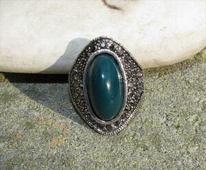 Earcuffs & ringar - Ring med mörkgrön sten och strass