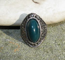 Ring med mörkgrön sten och strass