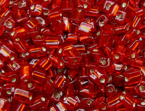 Tjeckiska glaspärlor - Seedbeads - Seedbeads 2-cut 2x4mm röda silverline