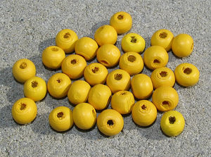 Träpärlor runda 8mm solgula 30st