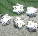 Metallpärlor blommor mönstrade 13mm