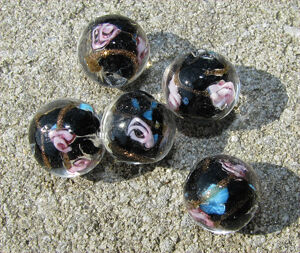 Lampwork - Lampwork runda 12mm svarta blom