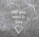 Plexiglas hänge hjärta 40mm *All you need is love*