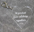 Plexiglas hänge hjärta 40mm *Hjärtat får aldrig rynkor*