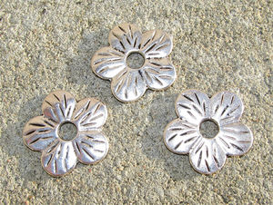 Regaliz - Metallpärla plommonblomma 22mm 3st