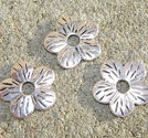 Metallpärla plommonblomma 22mm 3st