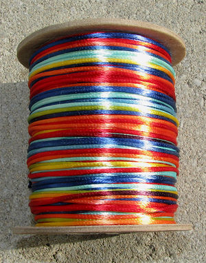 Kumihimo - Satintråd 2mm rainbow 3 meter
