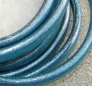 Regaliz läderrem 6x10mm turkos metallic