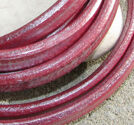 Regaliz läderrem 6x10mm mörkrosa metallic 20cm