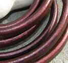 Regaliz läderrem 6x10mm granatröd metallic